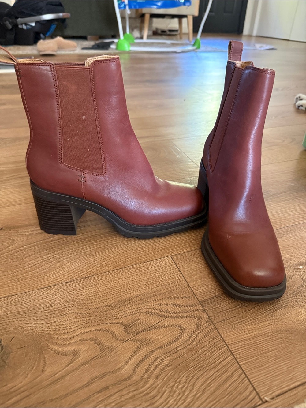 Crown Vintage Size 8 Women's Chelsea Block Heel Ankle Boots in Burgundy